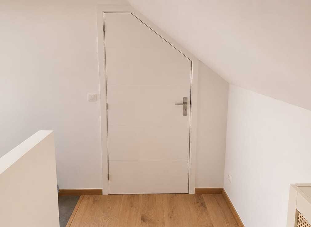 Porte sur mesure trapézoïdale posée sous combles, parquet bois fini