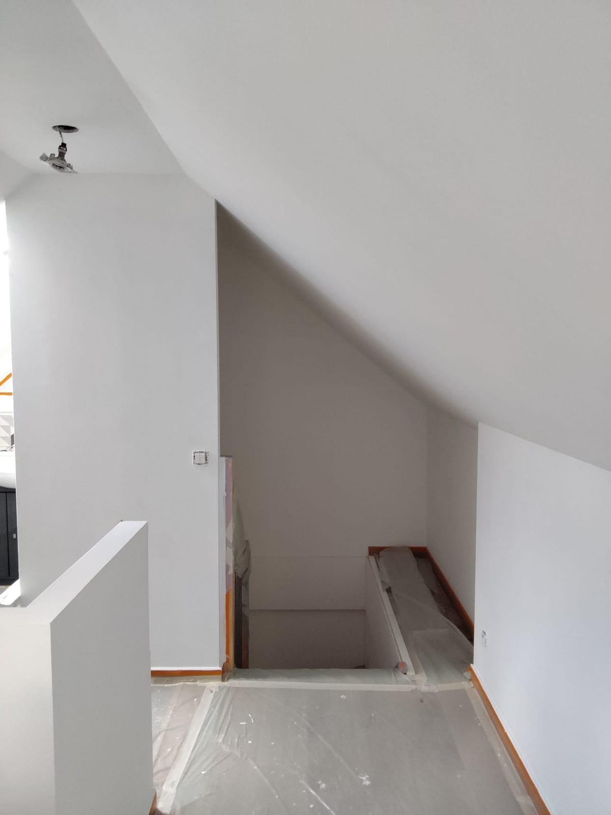 Palier sous combles bâché avant travaux d'aménagement