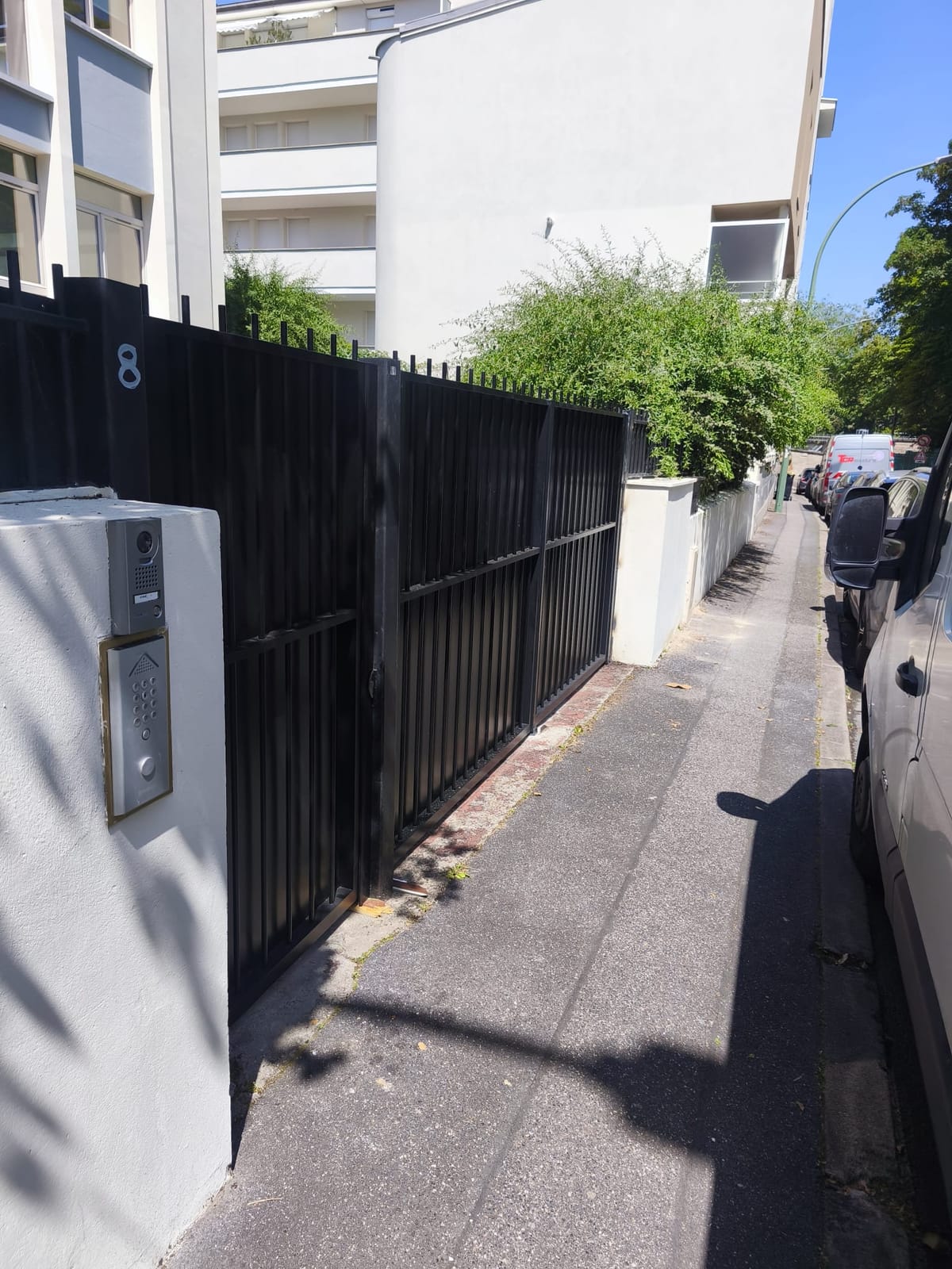 Portail métallique rénové à neuf, finition tôle pleine