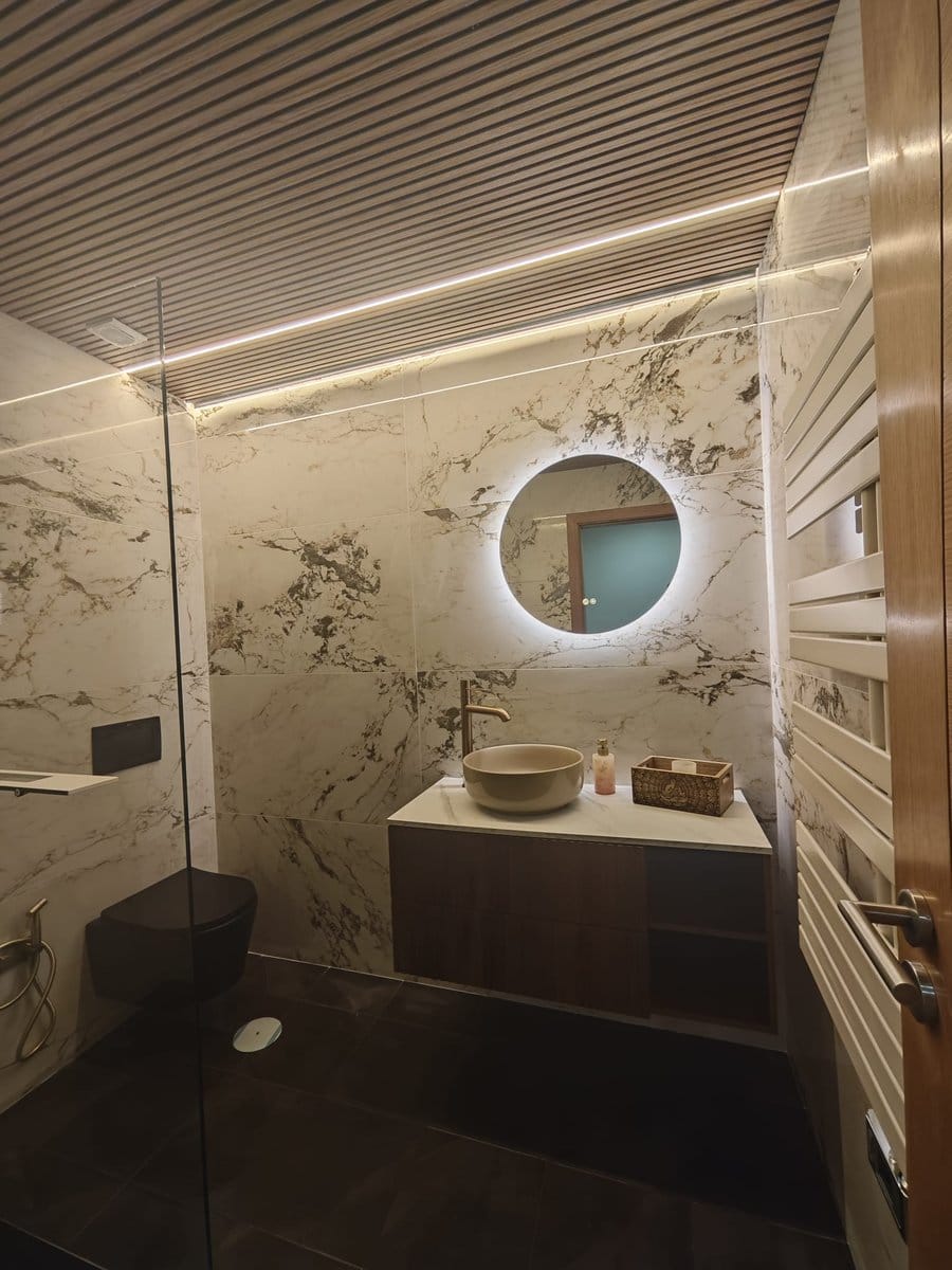 Salle de bain rénovée en marbre et bois