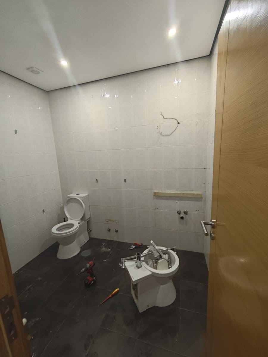 Salle de bain en travaux avant rénovation